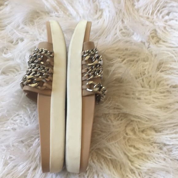 Kendall and Kylie chain Slides - Picture 5 of 8